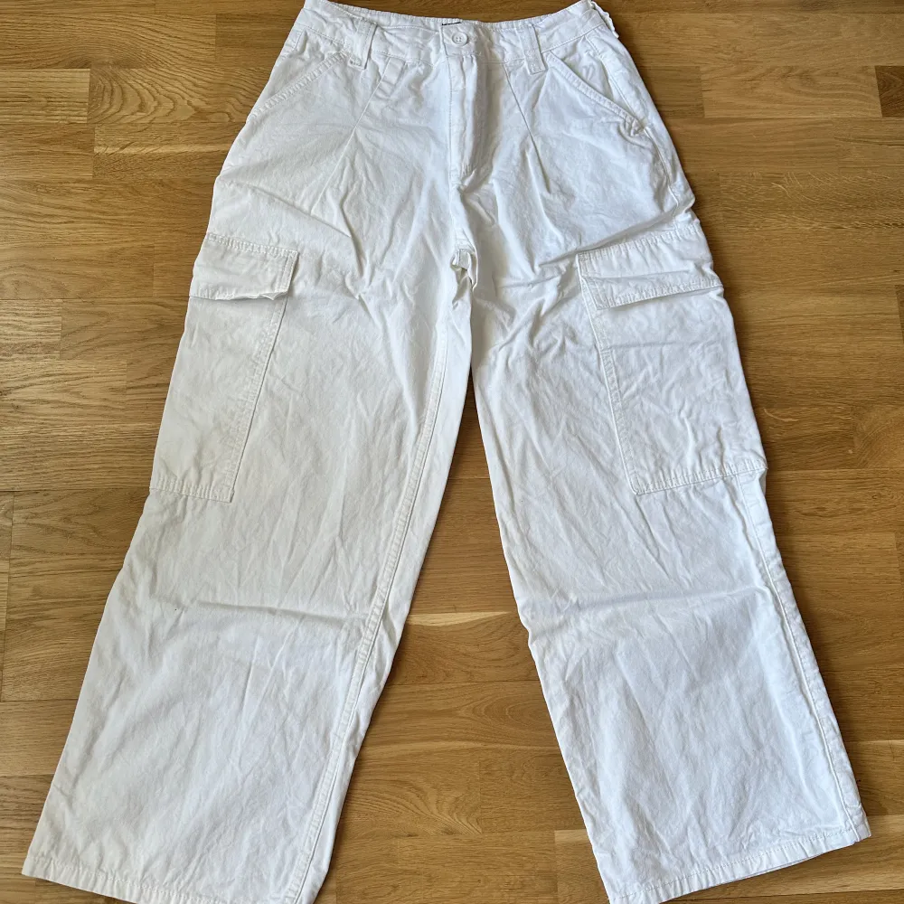 Cargo byxor från ASOS petite storlek 34. Använd ett fåtal gånger inga märken eller defekter. . Jeans & Byxor.