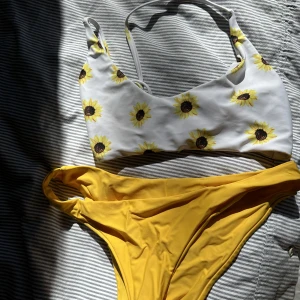 Bikini - Super söt bikini med solroser på. Vid förfrågan skickas bild. Väldigt snygga ryggband