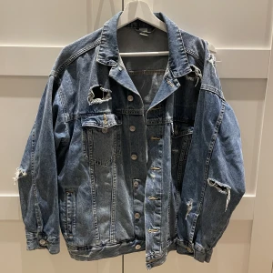 Jeansjacka - Köpt på H&M för två år sen, knappt använd! Köpte för 400kr säljer för 100+frakt! 