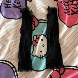 Spindel hanskar - Säljer pga att jag inte använder den längre. Lite sönder (bild 3) går att sy. Är du intresserad/vill ha fler bilder/har frågor så kontakta mig. 