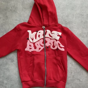 zip up hoodie  -  utsolgt på nettsiden og limited edition. ikke brukt den er akkurat kjøpt og er helt fin. Super fin zip up med utrolig kul skrift fremme