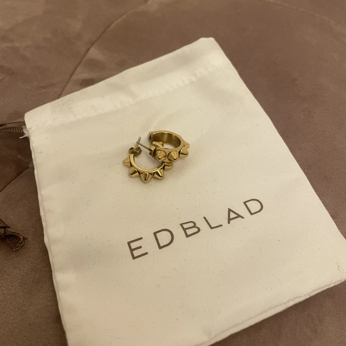 Edblad örhängen nitar 