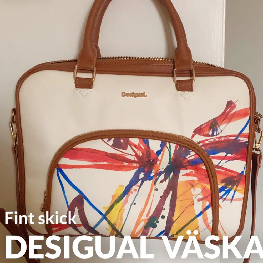 Datorväska från Desigual💫 Denna färgbomb drar åt sig alla blickar, det är som att gå runt med konst!  360 kr! 🌸🦋 . Väskor.