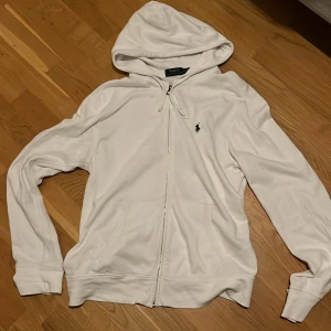 Polo raulph lauren zip hoodie - En tunn raulph lauren zip som jag köpte i somras och inte har använt mycket alls så den är i bra skick.