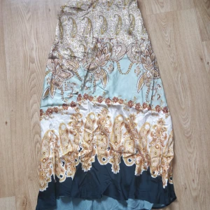 Mönstrad kjol - Superfin mönstrad kjol som jag köpt på hm men tyvärr inte får någon användning av längre då den är lite liten på mig som brukar ha 36. Väldigt lent tyg och köpt för ca 300 kr❤️ använd max 3 gånger så i superfint skick!