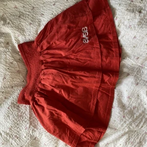 Kjol från Svea - Jättegullig kjol från Svea i röd/orange/korall färg! Inga defekter. 