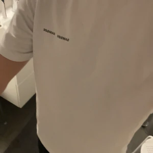 Vit Samsoe Tee - Är använd fåtal gånger, i nyskick. Passar perfekt till sommaren som kommer! 🏖️🏝️☀️Skick 10/10! Säljer pga ingen användning!