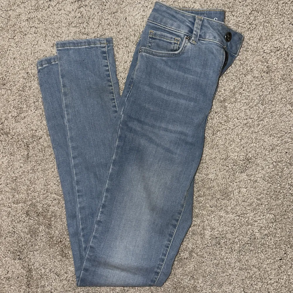 Helt nya Ljusblåa byxor från Bikbok, nypris 599kr. Jeans & Byxor.