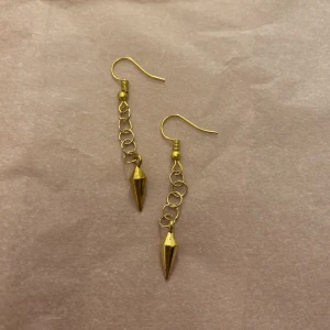 Sthlmstilörhängen - Säljer dessa ursnygga örhängena från mitt smyckwsföretag🙌💘 nickelfria och i rostfritt stål💘 10kr + 13kr frakt🙌 vid intresse kontakta mig💕