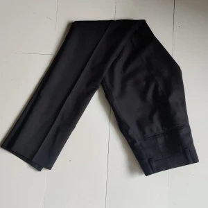 Svarta kostymbyxor | Super slim fit - Kostymbyxor från Jack & Jones. Modellen kallas JPRSOLARIS, nypris 700kr. Använda 2 gånger och utan slitage eller fläckar men är nu urvuxna.   https://www.jackjones.com/sv-se/product/12141112_2161/super-slim-fit-normal-midja-skraaddarsydda-byxor 
