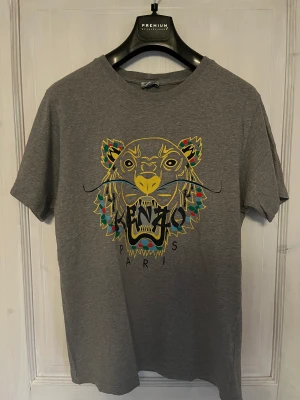 Kenzo T-shirt - Snygg grå Kenzo T-shirt från dragon kollektionen. Storlek: M Nypris: ca 1500 kr Pris: 299 kr + frakt Skriv om ni har frågor, priset är inte hugget i sten!