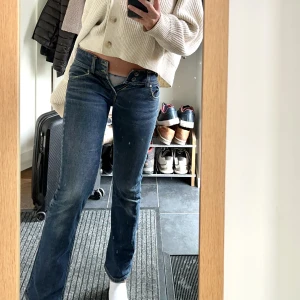 Lågmidjade bootcut jeans - Sjukt snygga mörkblå lågmidjade jeans ifrån peak performance💙Dragkedjan har tyvärr låstnat men det är inte svårt att laga, inga delar saknas. Skriv så skickar jag bild🦋Säljer då de är för små för mig. passar en xs