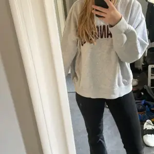 Grå hoodie med ”LOS ANGELES” text på. Bra skick 