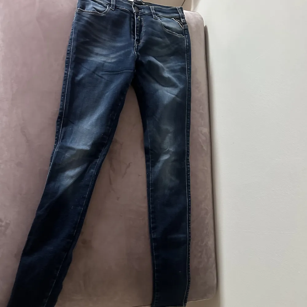 Säljer ett par skinny jeans i märket Replay. Är i god skick och har endast använts 1 gång. Är ganska stiliga och bekväma att ha på sig. Nypris 1000 för drygt 1 år sedan. . Jeans & Byxor.