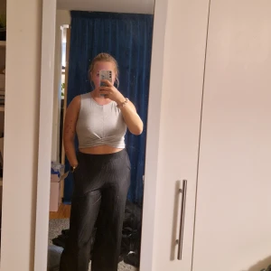 Crop top - En crop top från hm, nästan aldrig använd så är i mycket bra skick.