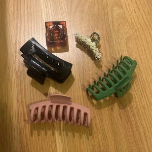  Hårklämmor  - Alla för 50kr  Rosa & Grön 5kr st  De andra 10kr st 