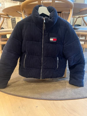 Tommy hilfiger jacka  - Säljer denna fina Tommy hilfiger jackan. Den är köpt för många år sedan men väldigt få användt. Den passar perfekt nu till hösten/vintern💕 köparen står för frakten 