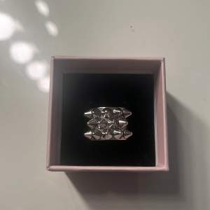 En jättefin silvrig Edblad ring. När man köper den får man med asken.  Orginal pris är 400 kr. I storlek S (16,8).