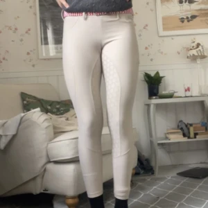 Maya delorez ridbyxor  - Använda men i fint skick! Säljer mycket ridbyxor nu då jag slutat rida. Köparen står för frakt ❤️ nypris 1299