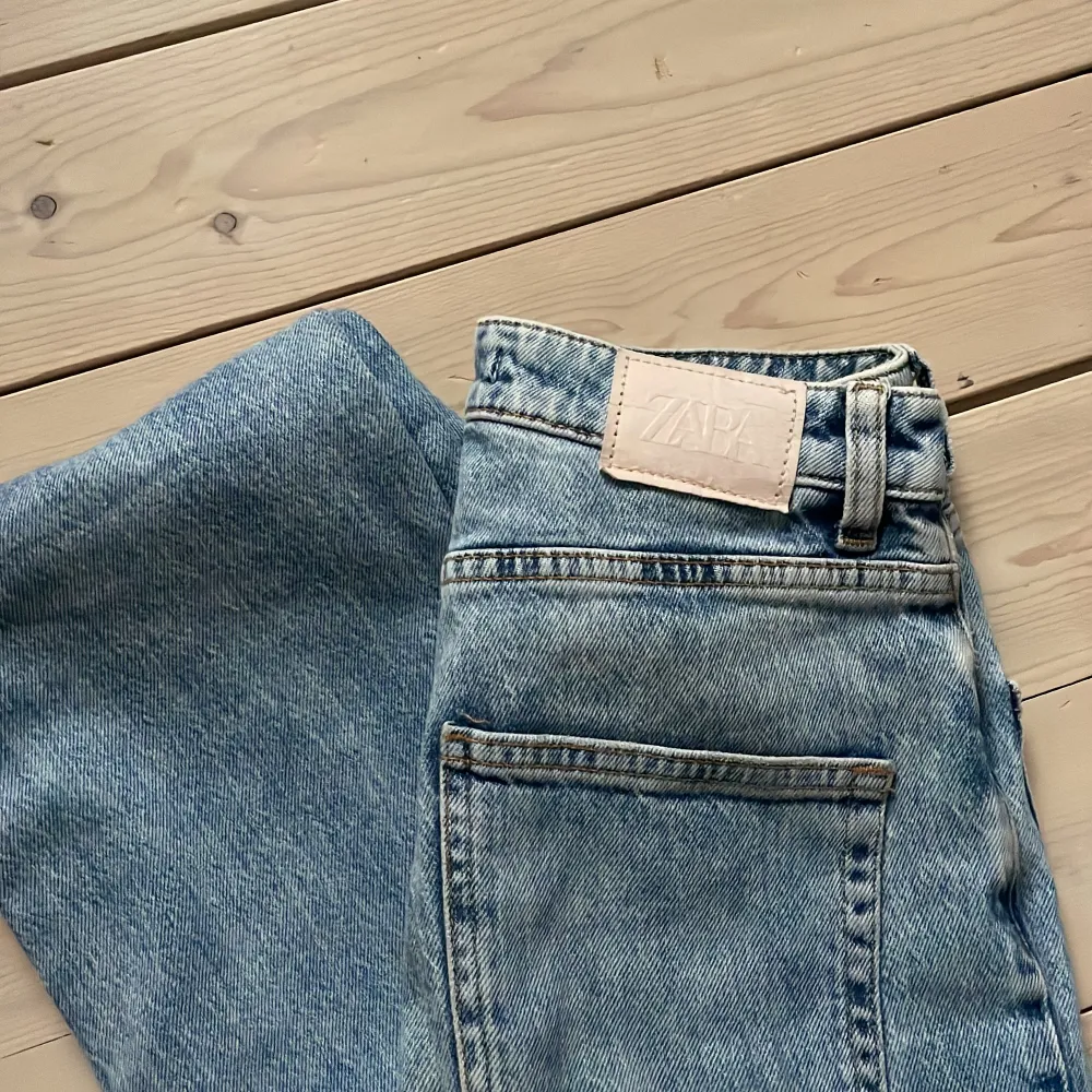 Jättefina och stretchiga jeans från zara i väldigt bra skick! Säljer eftersom jag har växt ur dem🫶🏼pris kan diskuteras . Jeans & Byxor.