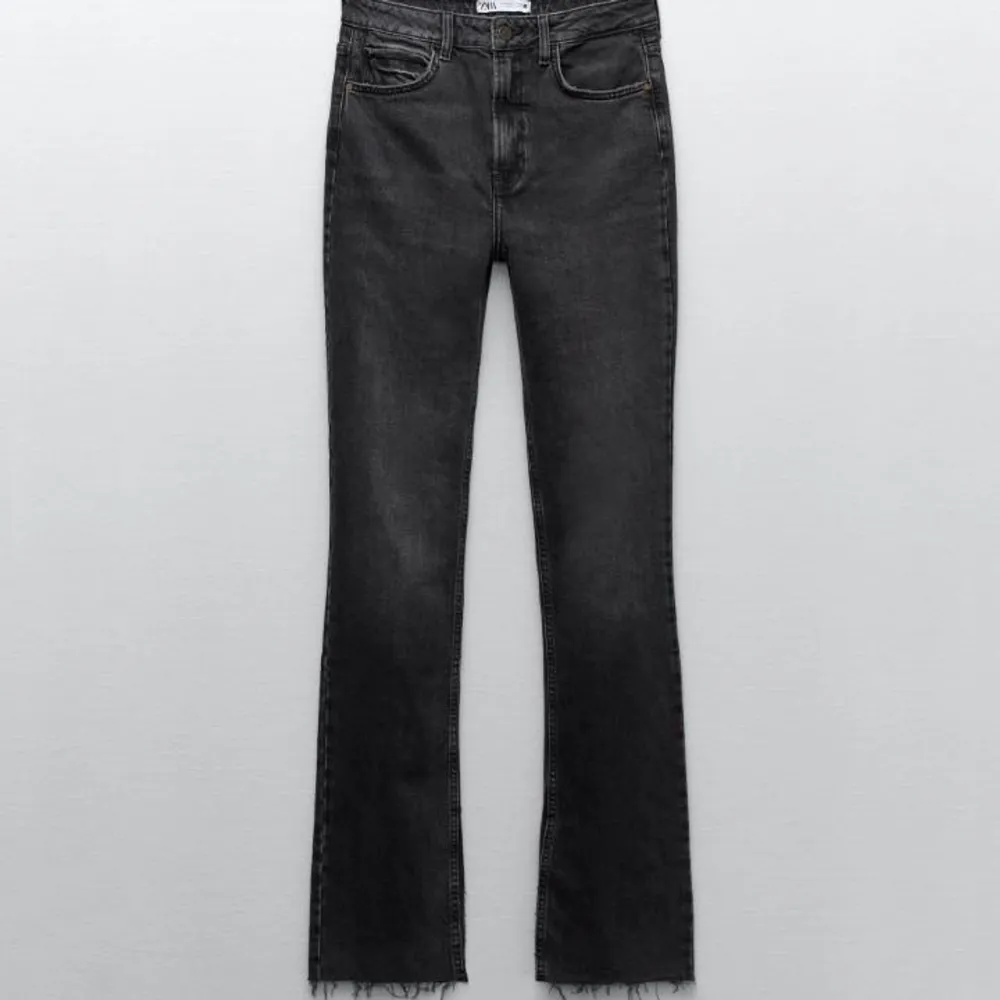 Mörkgrå jeans med slits från zara🫶🏼Fint skick!! Säljer eftersom jag har växt ur dem. Pris kan diskuteras . Jeans & Byxor.