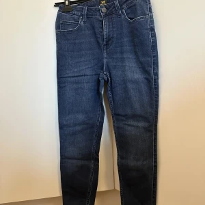 Lee Jeans - Scarlett high cropped med dragkedja bak på benslut 