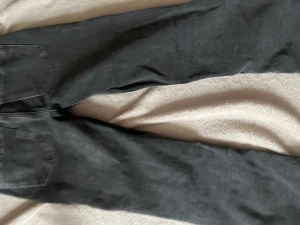 Grå jeans - Gråa jeans från Gina tricot som jag användt några gånger men inte massa. Bra skick lite långa och stora för mig som är 157