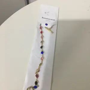 Armband med swarovski stenar i olika färger helt nytt ! 
