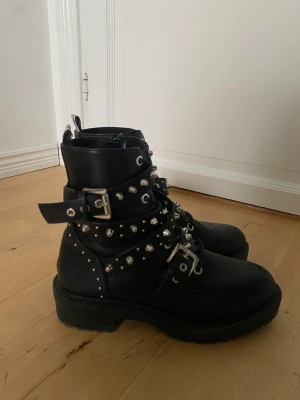 Biker boots - Biker boots från Bullboxer, använda endast ett fåtal gånger. Finns lite slitningar, se sista bilden. Köpare står för frakten eller möts upp!! :)