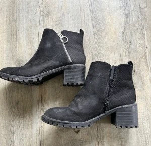 Ankelboots med klack  - Fint skick. Riktig Dragkedja samt en fejk 