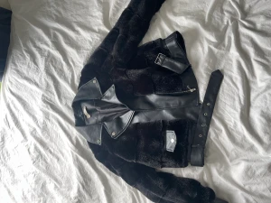 Pälsjacka  - Säljer denna höst jacka! Skin och fake päls.  