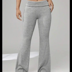 Gråa yoga pants - Älskar dessa byxor men säljer dem pga för korta. Jätte fina och trendiga med detaljen vid midjan😍🫶🏼Storlek M men passar även S. Dessa är helt oanvända❤️