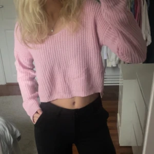 Stickad tröja - Rosa stickad tröja. Kortare modell. Strl s.🩷🩷