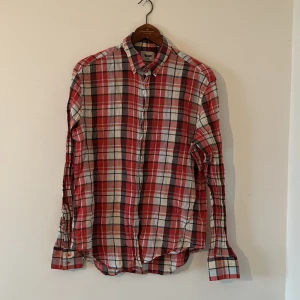 Acne studios skjorta - Fin tunn acne studios skjorta, size 50 sitter som small/medium, skrynklig och nopprig går att stryka ut/nopra av