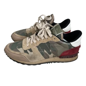 Valentino rockrunner - Tja, säljer nu ett par feta Valentino rockrunner, storlek 40 men passar 41. Skons skicka är mycket bra(8/10)