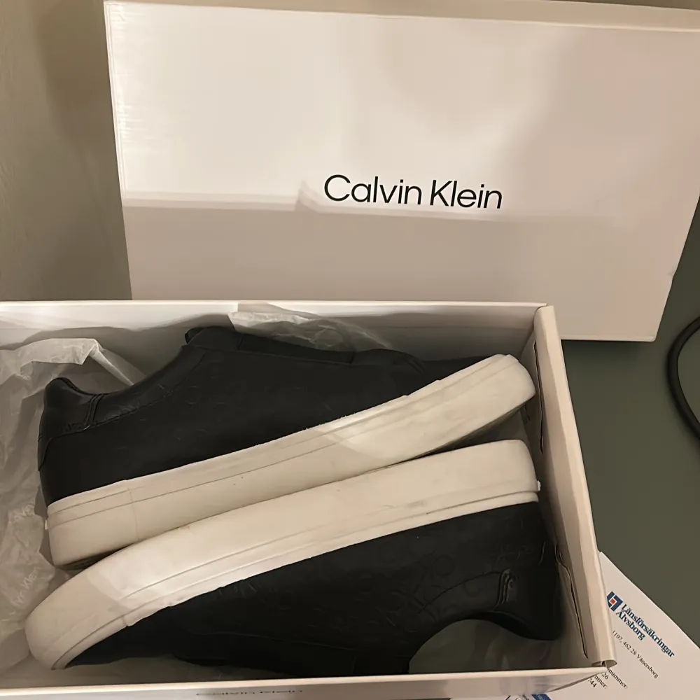 Säljer dessa as snygga Calvin Klein skor, köptes förra månaden men bara använt ett fåtal gånger. Som nyskick. . Skor.