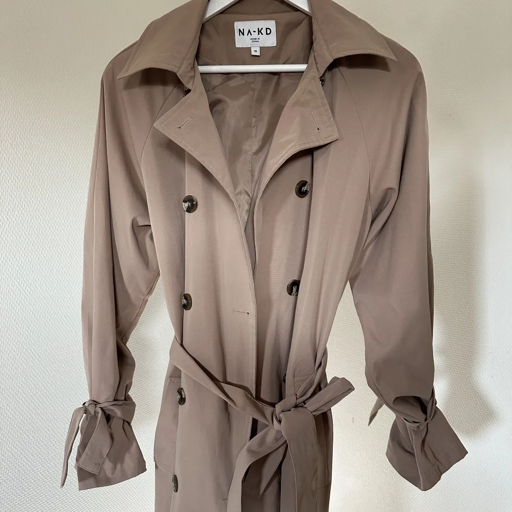 Beige trenchcoat från NA-KD, snygg färg och fina detaljer 🤎. Jackor.