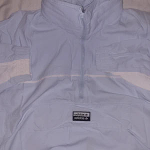 Adidas Jacka - En originell adidas jacka, säljer den väldigt billigt, bara 120kr. Har aldrig använt.