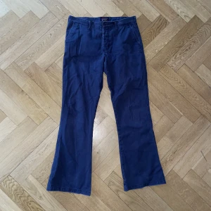 Flared abercombie byxor  - Köpta second hand, blåa med orangea detaljer 