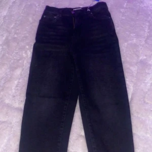 Perfect jeans - Säljer svarta ’perfect jeans’ från ginatricot. Jag är lång och dessa föll mig inte riktigt i smaken men utöver det så har jeansen en perfect passform och skulle lätt rekommendera till andra. Perfekt & helt nytt skick.