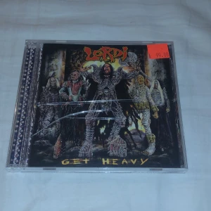 Get heavy av lordi cd-skiva - Fick den för ett tag sen. Vill inte ha den längre. Som man ser så är den lite sliten på utsidan och skivan är repad.