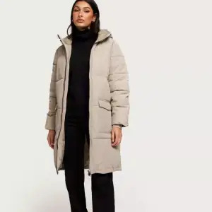 Superfin beige jacka/parka från nelly från märket Object. Superfin och skön men har tyvärr blivit för liten:/ Använd ett fåtal gånger förra vintern☺️ nypris 1099kr