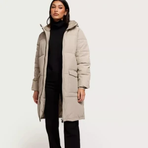 Parka Nelly - Superfin beige jacka/parka från nelly från märket Object. Superfin och skön men har tyvärr blivit för liten:/ Använd ett fåtal gånger förra vintern☺️ nypris 1099kr