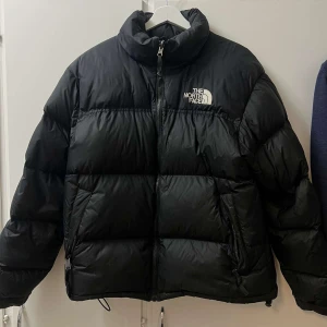 The North Face Puffer Jacket 700 - Säljer min stilrena Northface Dunjacka🫨 Storlek Medium (Fits Small) 🤩 Använd men fint skick, litet hål på höger arm som är lagat med jacktejp. 🔥 Skick 5/10 pga hålet🥂 Hör av er vid minsta lilla! 🤩 
