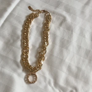 Gold chunky chain - - Plagg: Halsband - Mönster: Chain - Färg: Guld  - Skick: Mycket bra   Kontakta mig gärna vid frågor 💕 