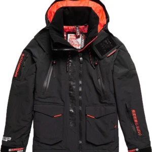 Superdry jacka - Säljer denna jackan åt min bror den är helt ny och ej anvönd i super fint skick. Märket är superdry och köptes för ca 3800