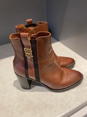 Skor  - Nya skor från Tommy Hilfiger i st 41 Mer som storlek 40-40.5