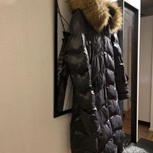 Vinterjacka  - Vinterjacka i Storlek S, använd 1 säsong. Har köpt en ny så behöver inte denna längre, hoppas att någon annan kan få användning av den istället för den är super fin. Ingen riktig päls. Den är  figursydd och sitter fint på.  Fint skick! 