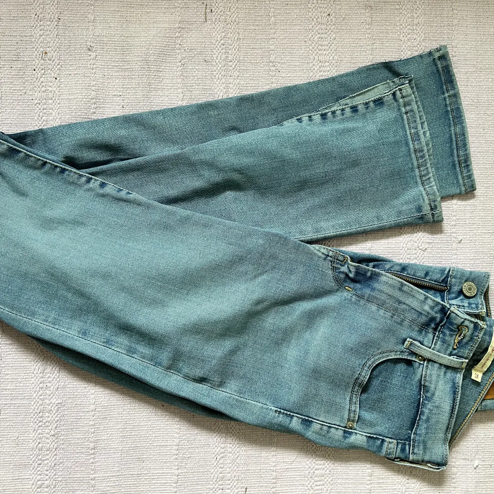 Stretchiga low waist jeans från Levis i strl 25. Klippt av dem som en slits nertill, dem är väldigt stretchiga! . Jeans & Byxor.