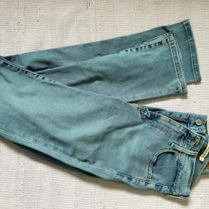 Stretchiga low waist jeans från Levis i strl 25. Klippt av dem som en slits nertill, dem är väldigt stretchiga! 